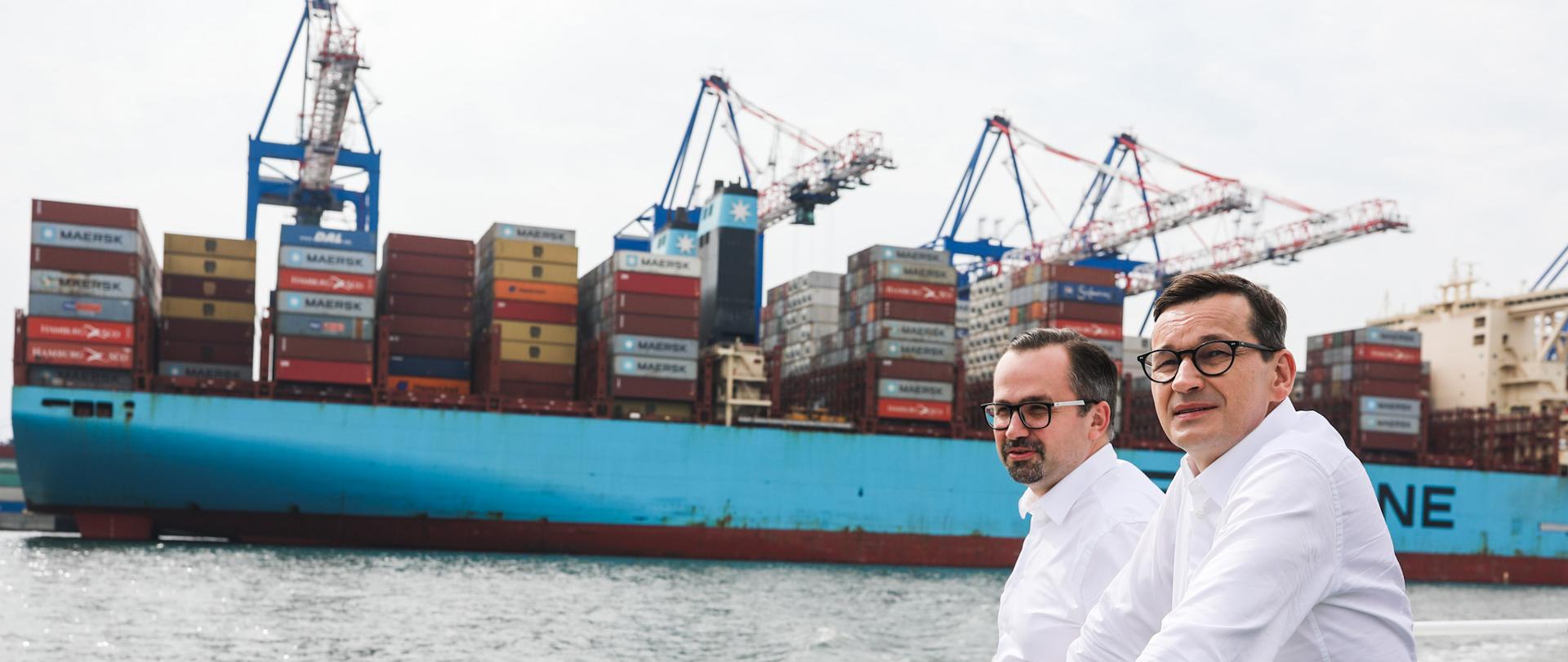 Premier płynie statkiem.