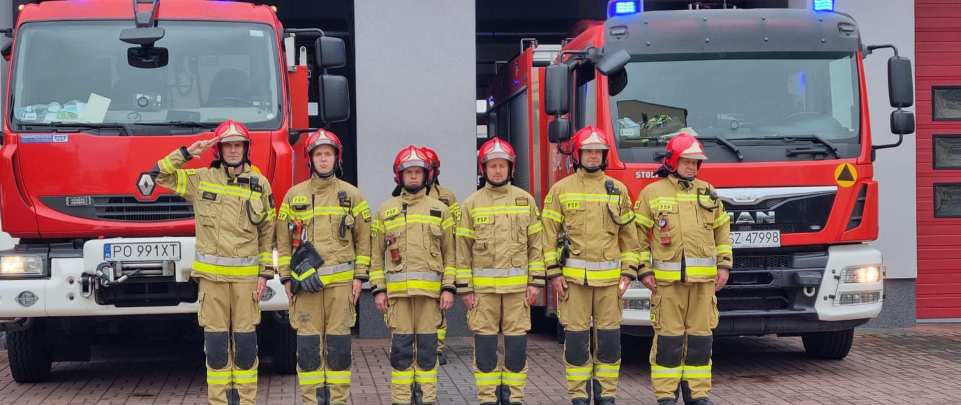 Widać strażaków przed samochodami podczas godziny W