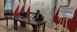 Minister Edukacji i Nauki zabiera głos siedząc przy stole