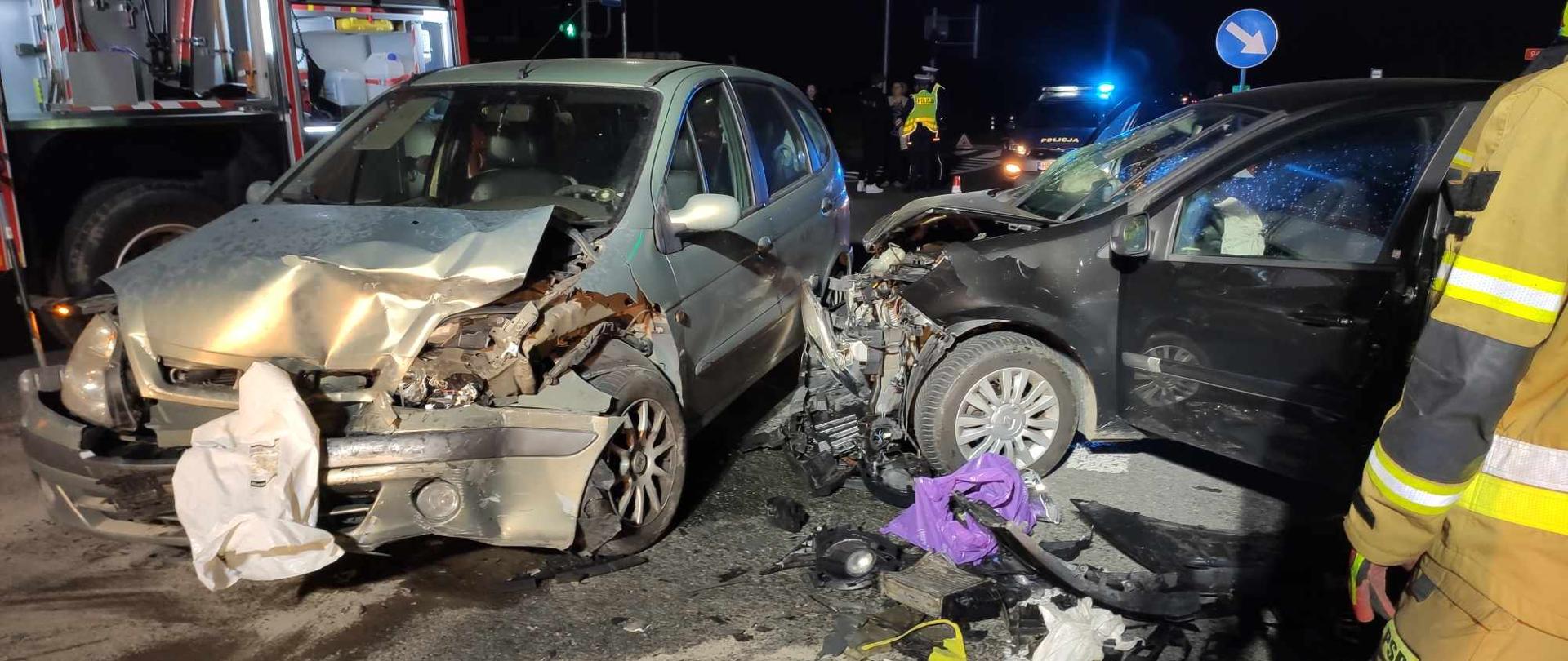 Na zdjęciu widoczne dwa samochody osobowe po zderzeniu z licznymi uszkodzeniami karoserii
