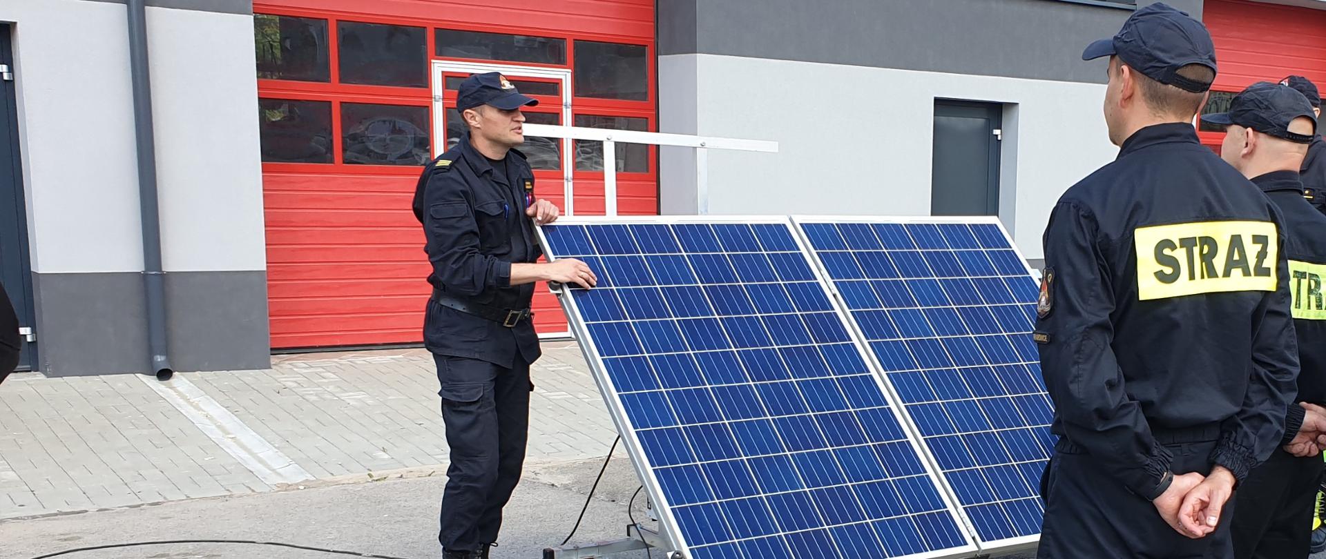 Szkolenie z funkcjonowania paneli fotowoltaicznych prowadzone przez pracowników Ośrodka Szkolenia KW PSP w Kielcach