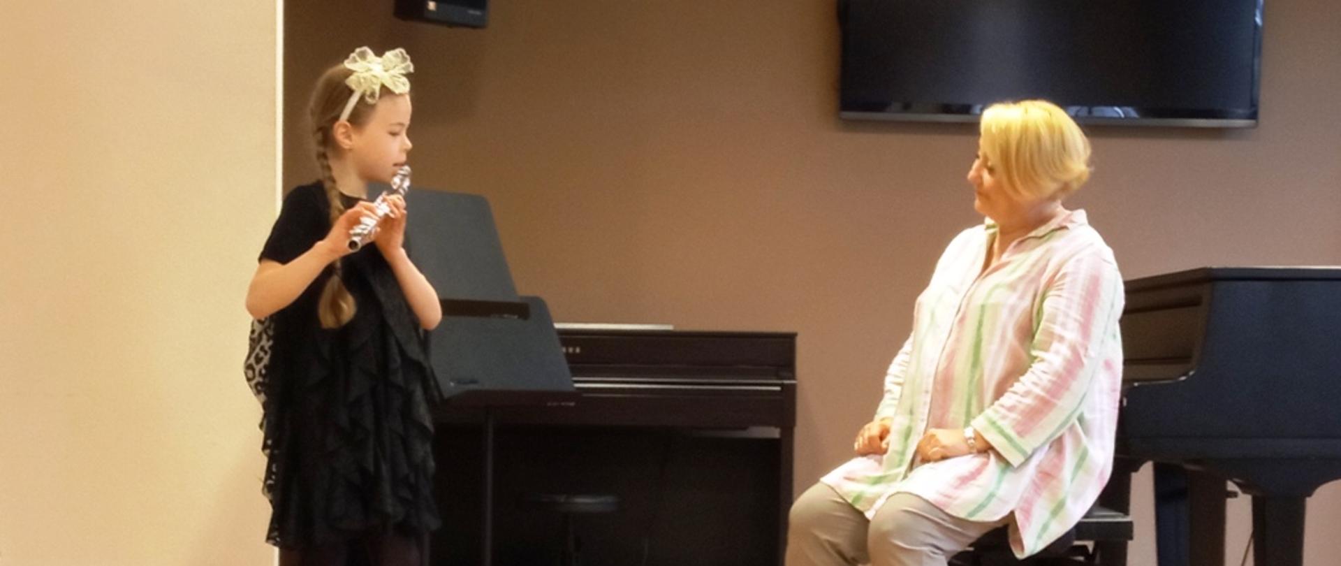 Zdjęcie ze sceny w trakcie przeprowadzania warsztatów fletowych przez dr hab. Krystyną Gołaszewską (prof. UMFC)Zdjęcie ze sceny w trakcie przeprowadzania warsztatów fletowych przez dr hab. Krystyną Gołaszewską (prof. UMFC). Po lewej stronie uczenica PSM I st. w ZPSM w Jarosławiu