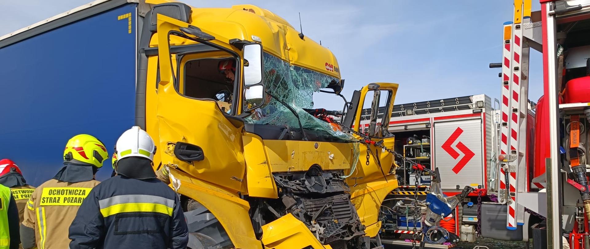 Wypadek dwóch pojazdów ciężarowych na autostradzie A4