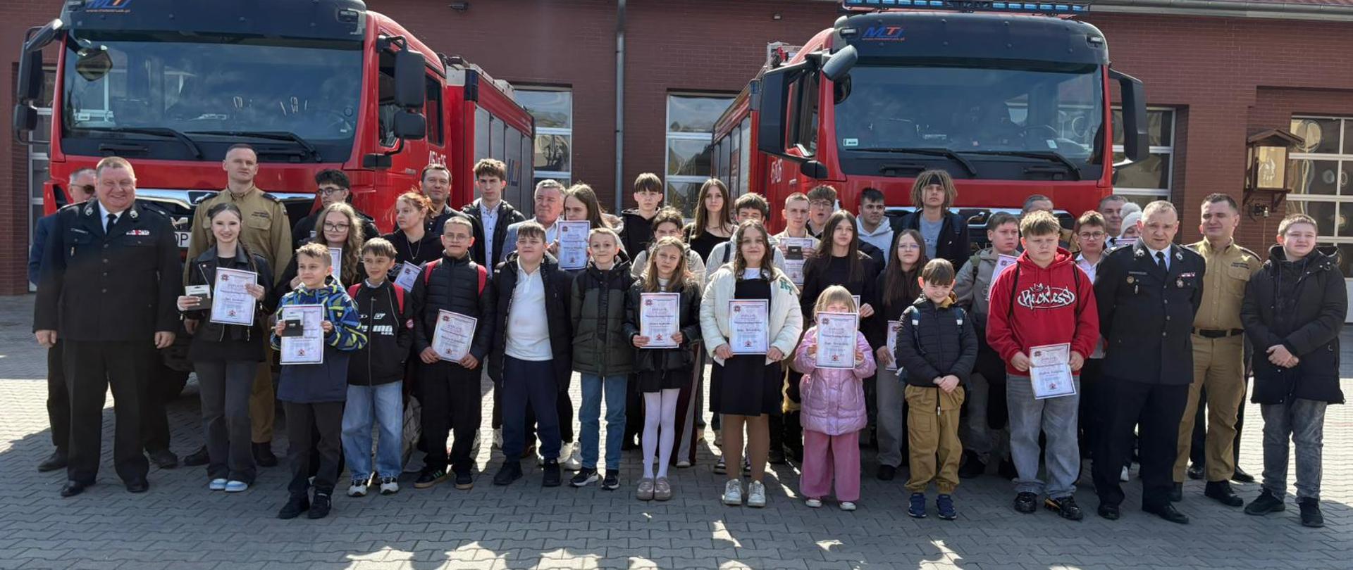 XLVIII Eliminacje Powiatowe Ogólnopolskiego Turnieju Wiedzy Pożarniczej "Młodzież zapobiega pożarom." Na zdjęciu uczestniczy eliminacji z opiekunami i organizatorami.