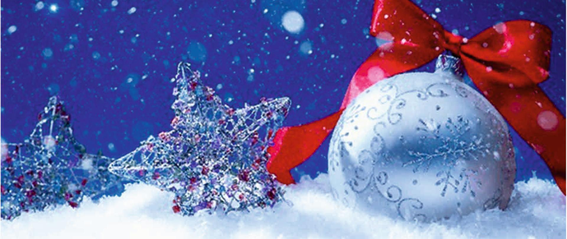 Zdjęcie bombki i świątecznej gwiazdy na tle śniegu