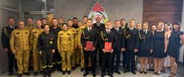 Funkcjonariusze wspólnie z nowo przyjętymi strażakami
