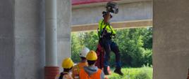 Ćwiczenia wysokościowe na jednej z estakad na terenie budowy węzła Mistrzejowice, pokaz akcji ratunkowej dla osoby, która zasłabła w skrzyni estakady. 