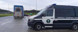 Na pierwszym planie (od prawej): oznakowany furgon mazowieckiej Inspekcji Transportu Drogowego. W tle: kontrolowany ciągnik siodłowy z naczepą przystosowaną do przewozu żywych zwierząt stoi w wyznaczonym miejscu zatoki kontrolnej przy ekspresowej „ósemce”.
