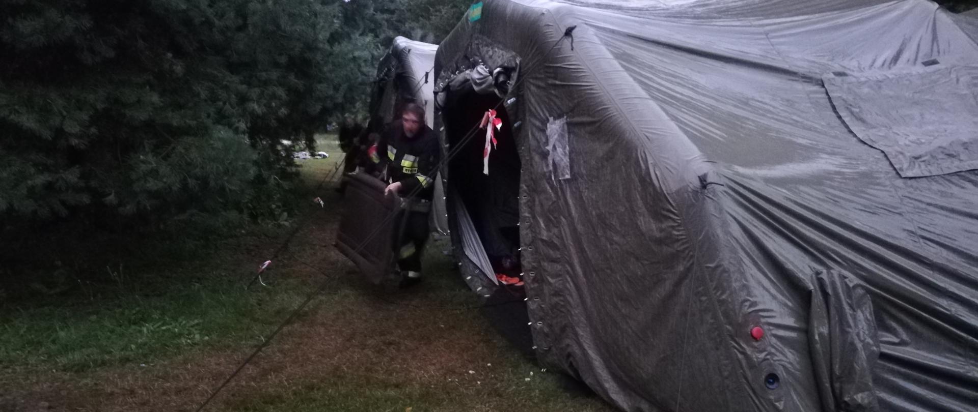 Strażak przed namiotem