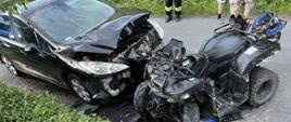 Widok rozbitych pojazdów tj samochodu osobowego oraz quada