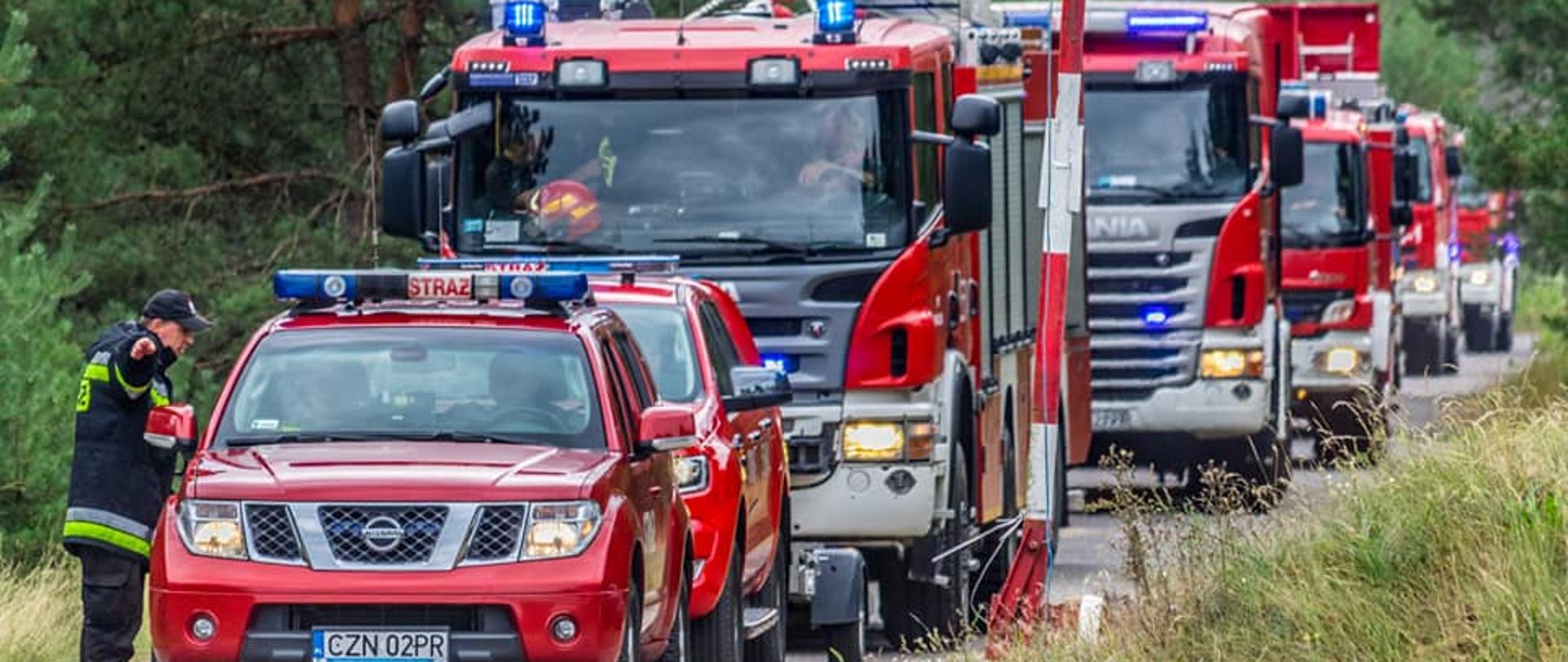 Zdjęcie przedstawia samochody biorące udział w ćwiczeniach