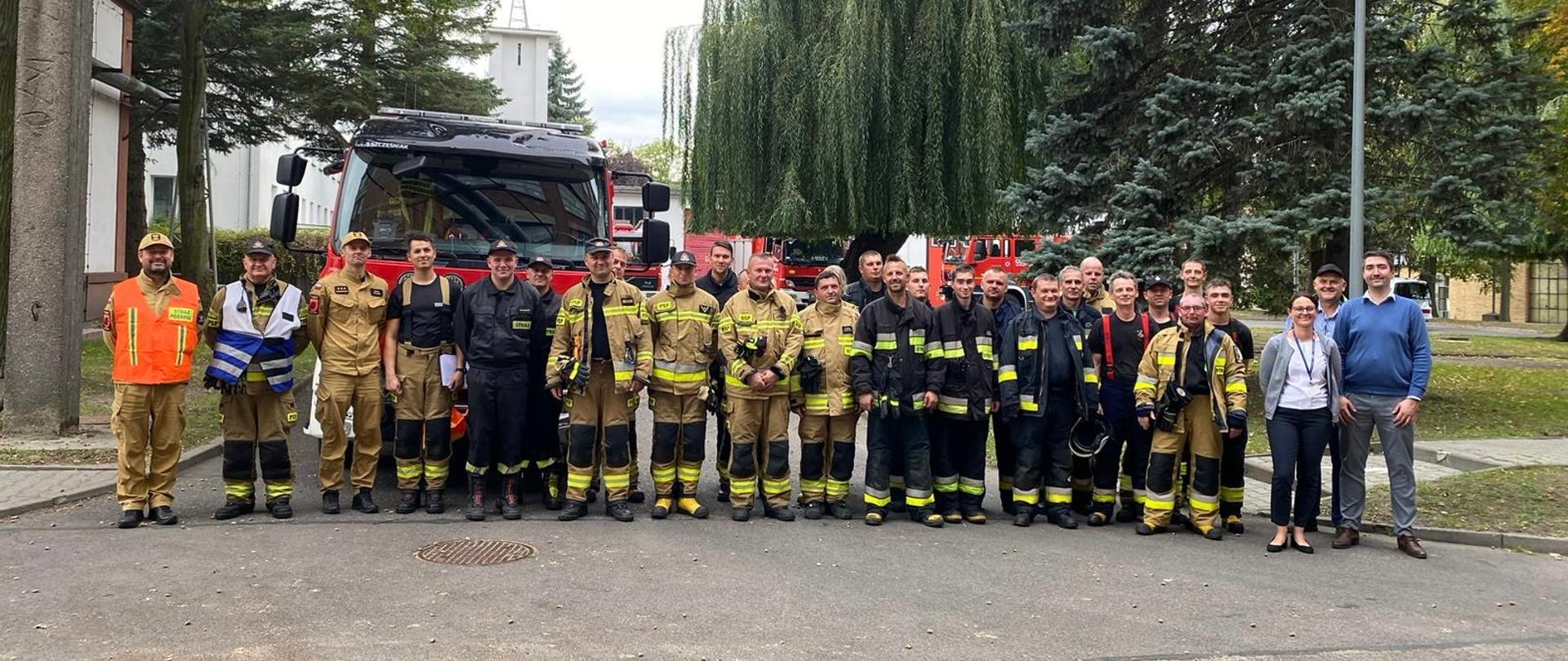 Grupa strażaków oraz przedstawicieli Grupy Ergis po zakończonych ćwiczeniach.