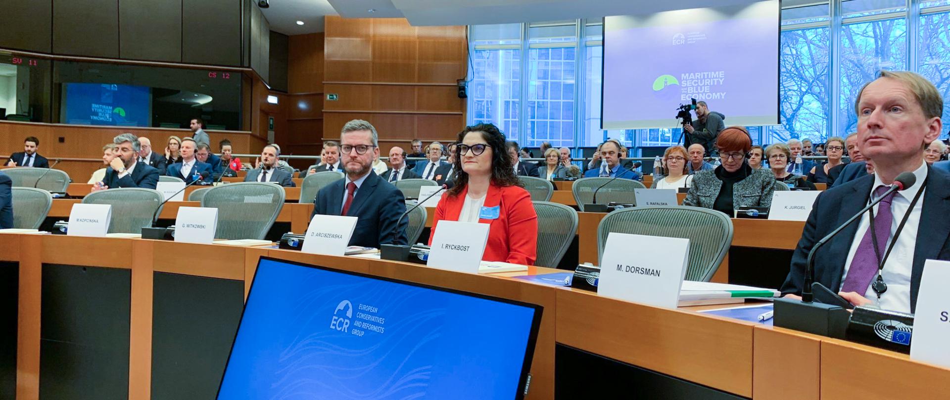 Na zdjęciu uczestnicy konferencji. Na środku podsekretarz stanu w MGMiŻŚ Grzegorz Witkowski oraz Dorota Arciszewska-Mielewczyk, prezes zarządu Polskich Linii Oceanicznych.