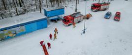 Strażacy podczas organizacji akcji podczas zarwania lodu