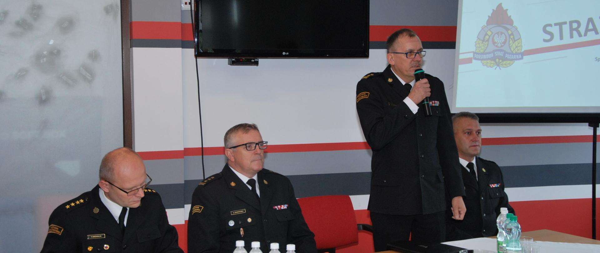 Na zdjęciu komendanci powiatowi oraz wojewódzcy podczas spotkania z druhami ochotniczych straży pożarnych z terenu powiatu wodzisławskiego