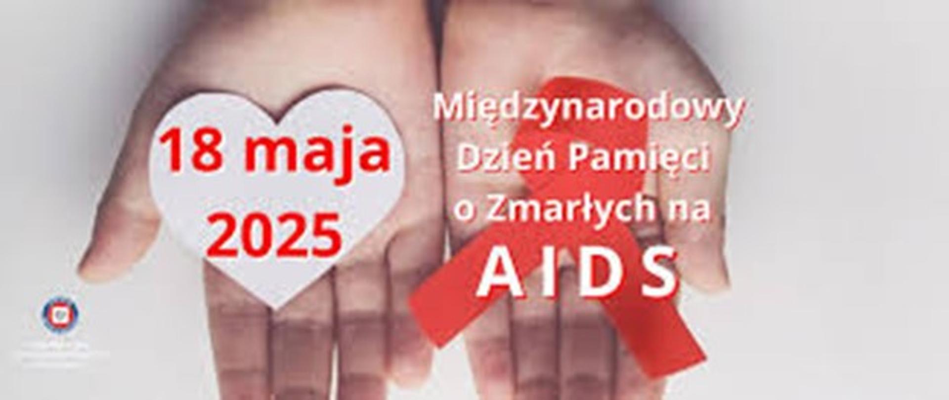 na zdjęciu dwie dłonie na dłoni z lewej strony białe serce z napisem osiemnasty maja dwa tysiące dwadzieścia pięć, na dłoni z prawej strony napis międzynarodowy dzień pamięci o zmarłych na AIDS z czerwoną wstążką