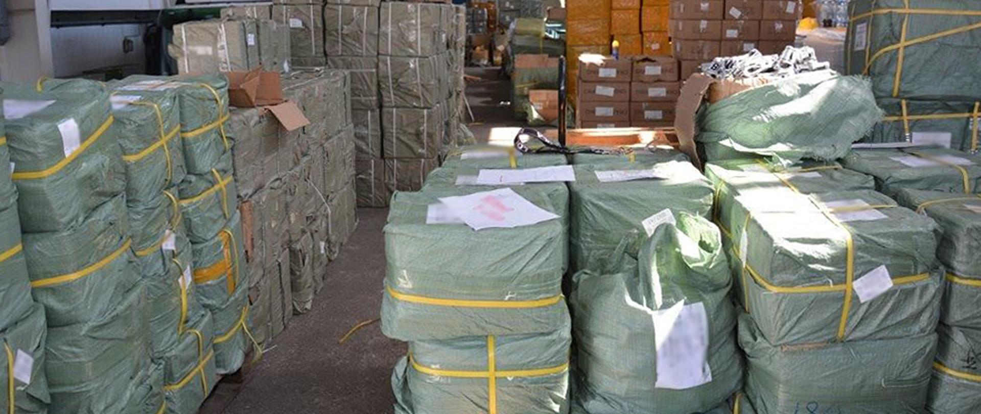 Magazyn z paczkami z podrabianymi towarami.