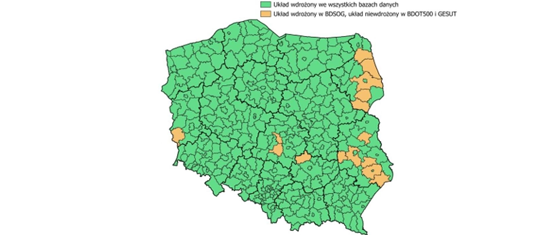 Ilustracja przedstawia mapę Polski obrazującą stan wdrożenia układu wysokościowego PL-EVRF2007-NH w bazach danych w poszczególnych powiatach kraju.