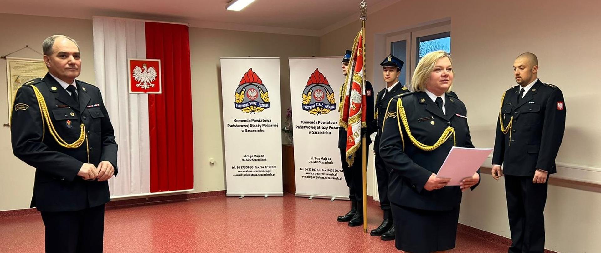 Odejście na zaopatrzenie emerytalne mł. kpt. Marty Bakalarz - strażacy ubrani w mundury wyjściowe koloru granatowego