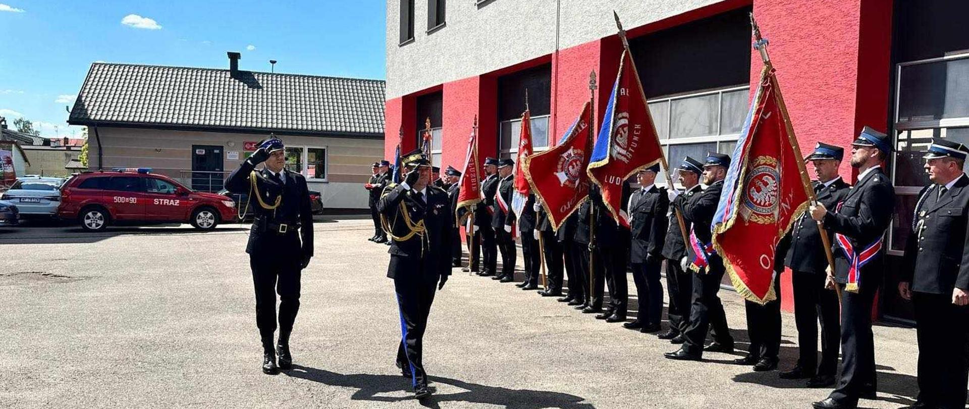 Mazowiecki Komendant Wojewódzki PSP wraz z dowódcą uroczystości dokonują przeglądu pododdziału.