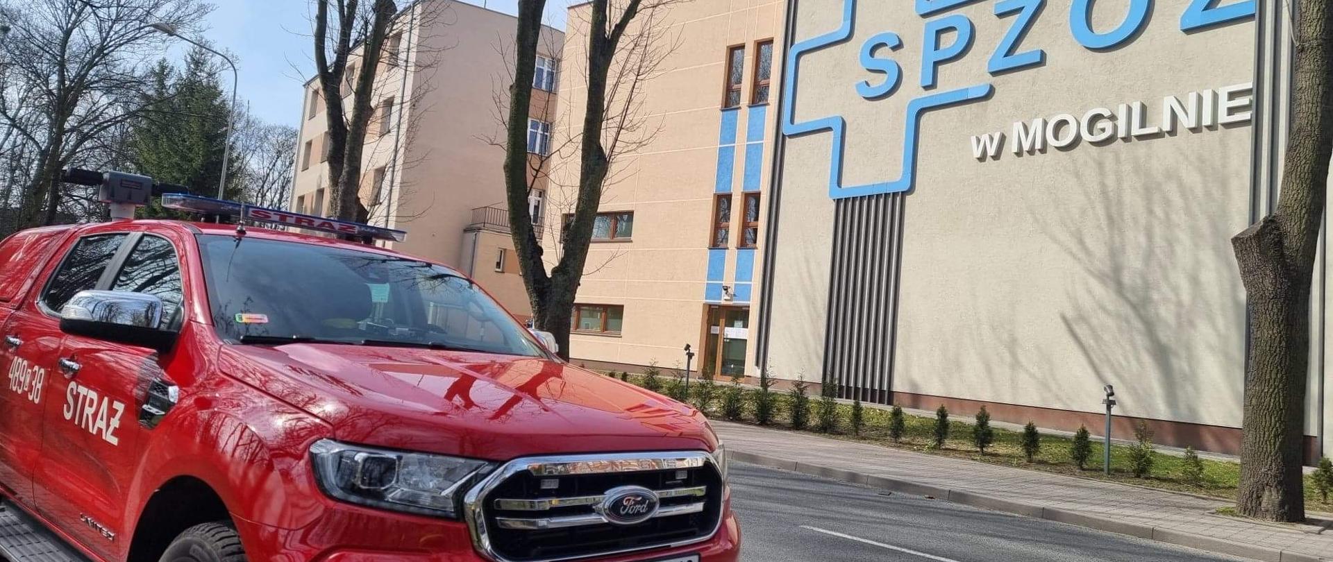 Z lewej strony samochód pożarniczy, z prawej szpital w Mogilnie