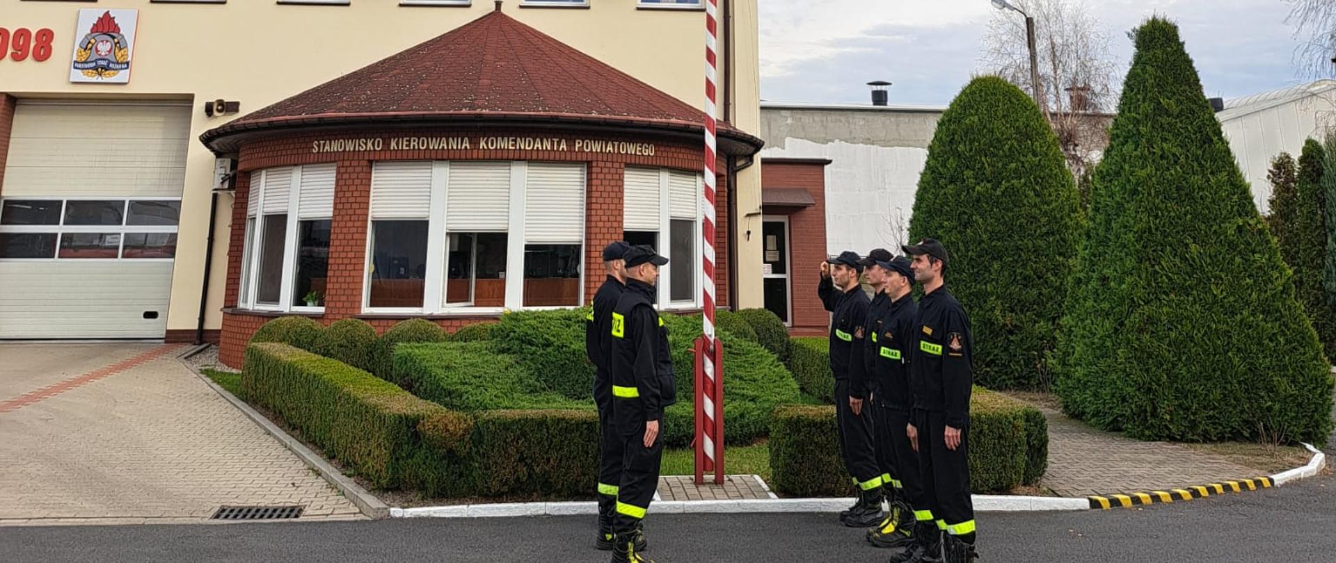 Na zdjęciu strażacy podczas uroczystej zbiórki z okazji Święta Niepodległości