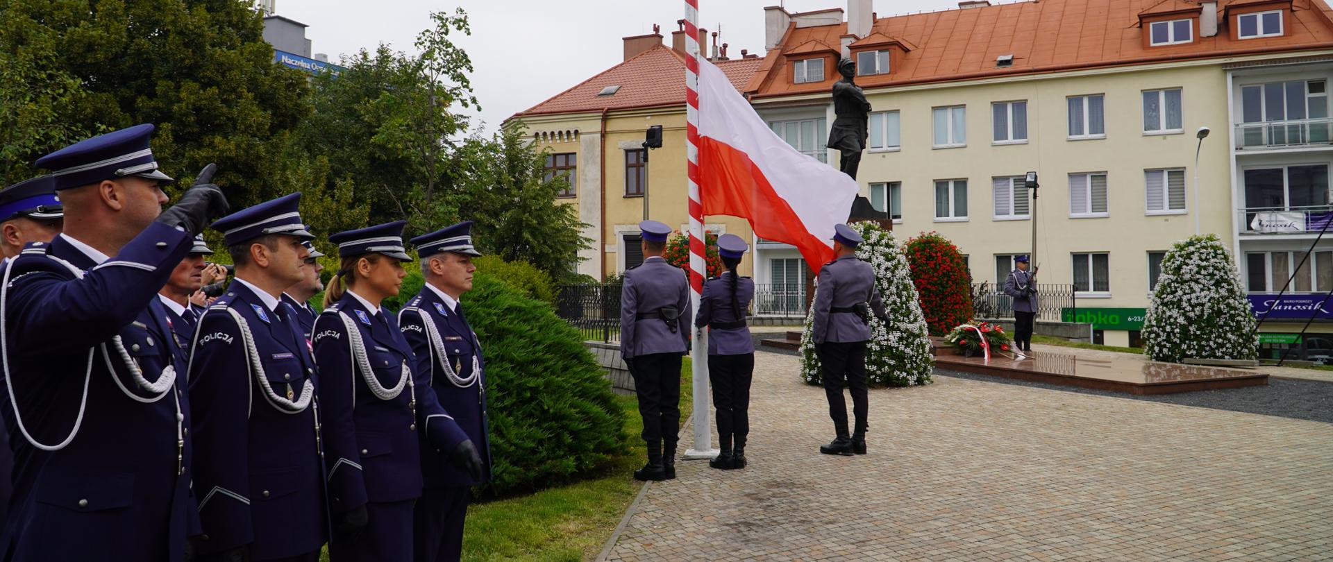 Podniesienie flagi państwowej na maszt podczas wojewódzkich obchodów Święta Policji