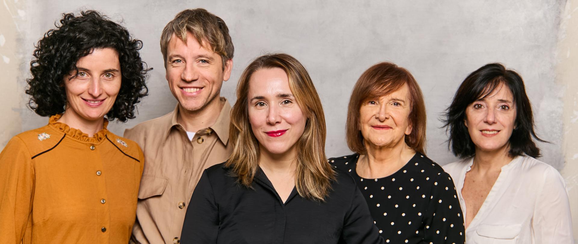 Ana Wajszczuk y elenco: Dennis Smith, Cristina Dramisino, Maia Muravchik & Lourdes Invierno