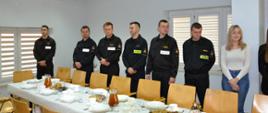 Strażacy i pracownik cywilny przy stole wigilijnym