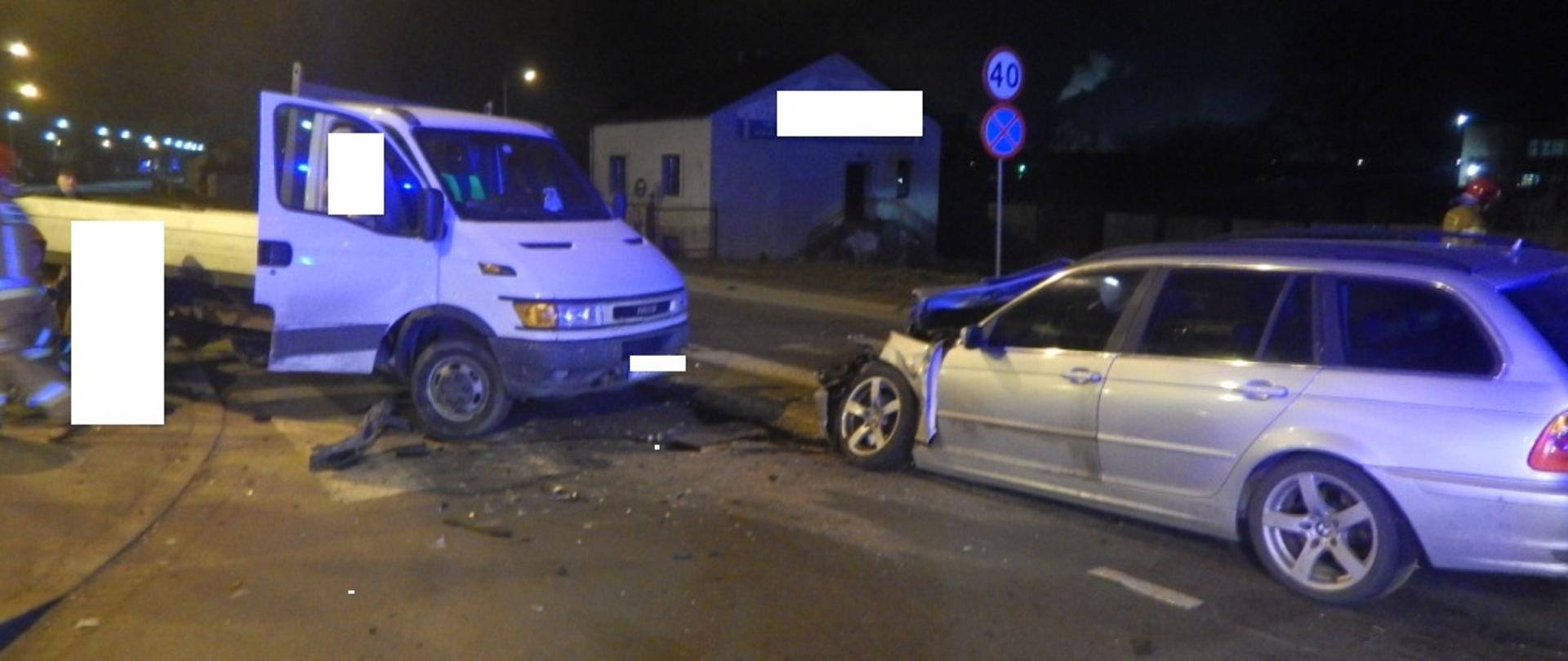 Zdjęcie przedstawia zderzenie się dwóch samochodów - rozbity przód samochodów