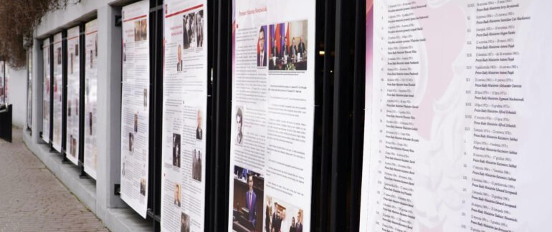 Wystawa pt. „Od Moraczewskiego do Morawieckiego. Premierzy Rzeczypospolitej Niepodległej 1918-2018” na ogrodzeniu parkingu podziemnego pod Ogrodami Bernardyńskich od strony Podkarpackiego Urzędu Wojewódzkiego w Rzeszowie.