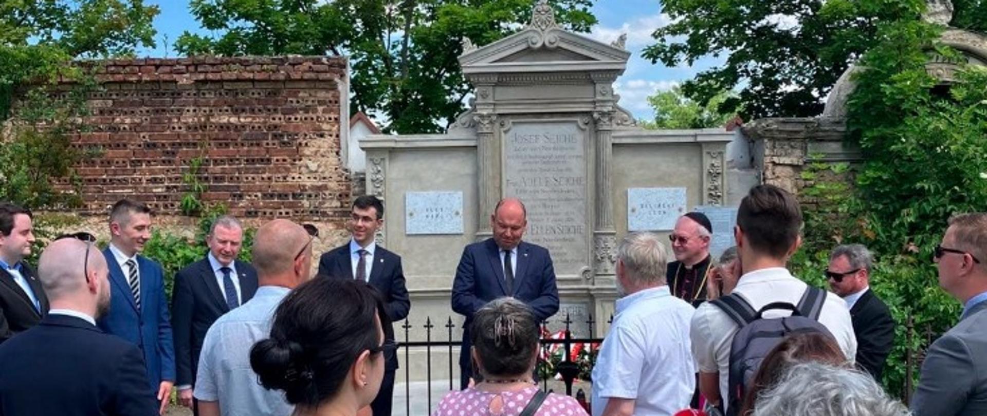 Odsłonięcie grobowca prof. Leona Bilińskiego po renowacji w Cieplicach.