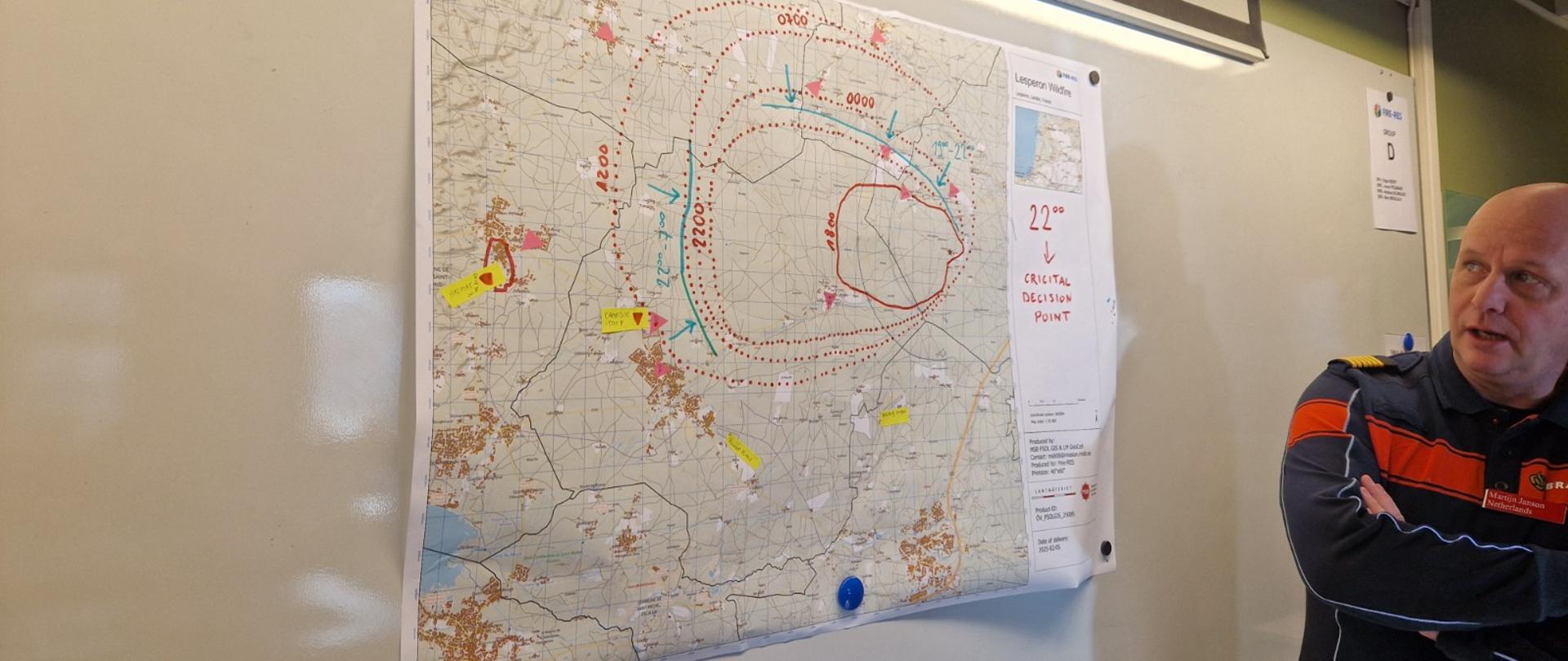 Zdjęcie przedstawia mapę z nakreśleniami prognozy rozwoju pożaru.