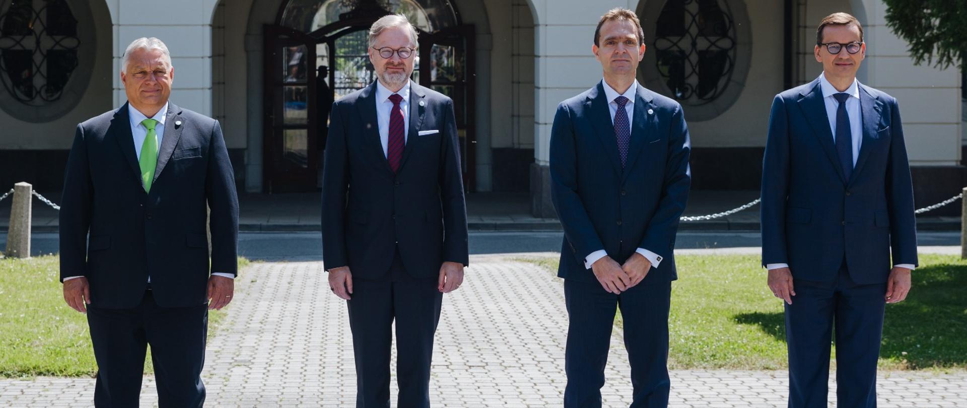 Premierzy Polski, Czech, Słowacji i Węgier stoją w czasie spotkania w ramach Grupy Wyszehradzkiej (V4).