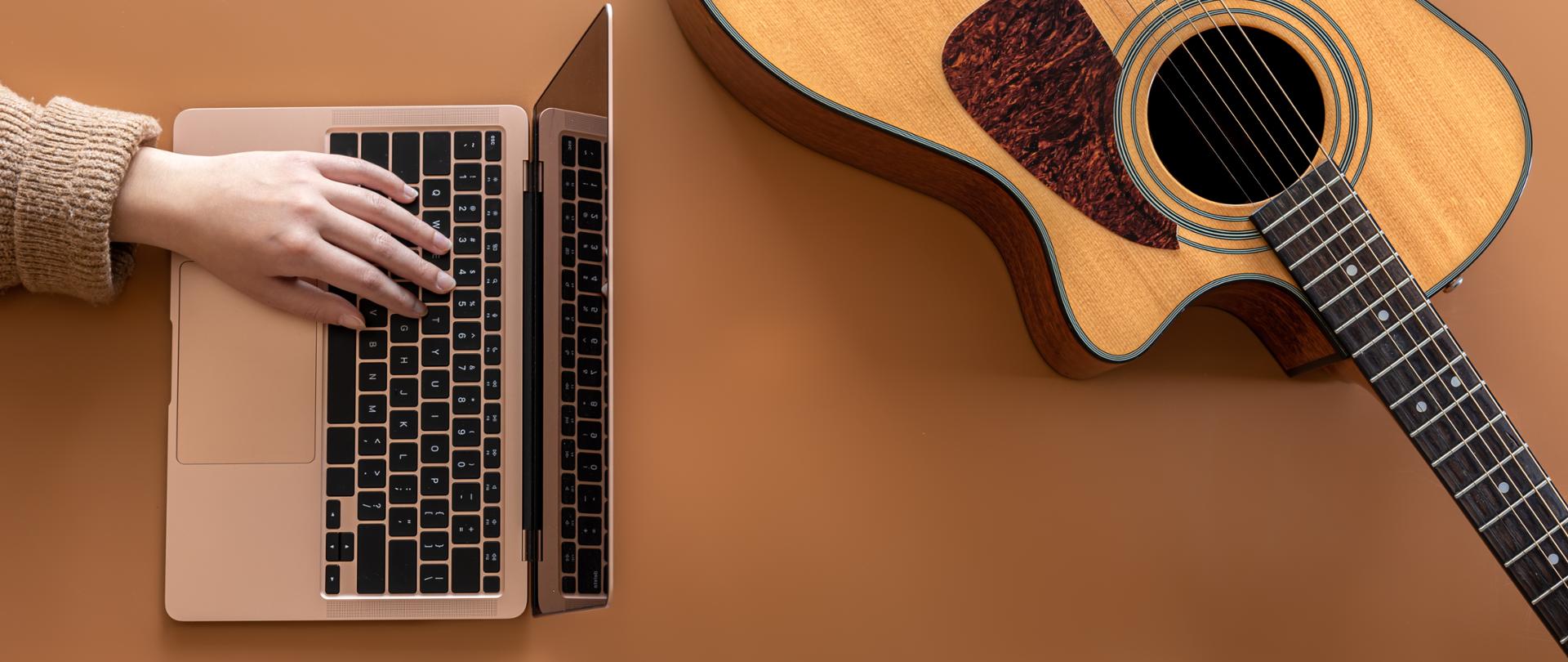 Laptopy dla czwartoklasistów ogólnokształcących szkół artystycznych, fot. Freepick