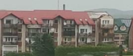Z budynku mieszkalnego została zerwana część dachu.