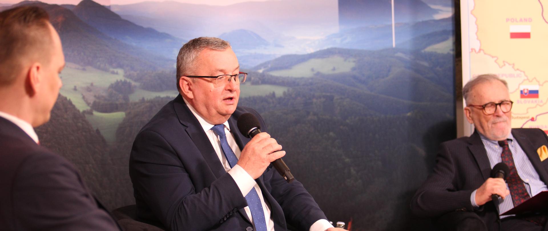 Minister Andrzej Adamczyk oraz wiceminister Rafał Weber uczestniczyli w międzynarodowej konferencji pn. Europa Karpat