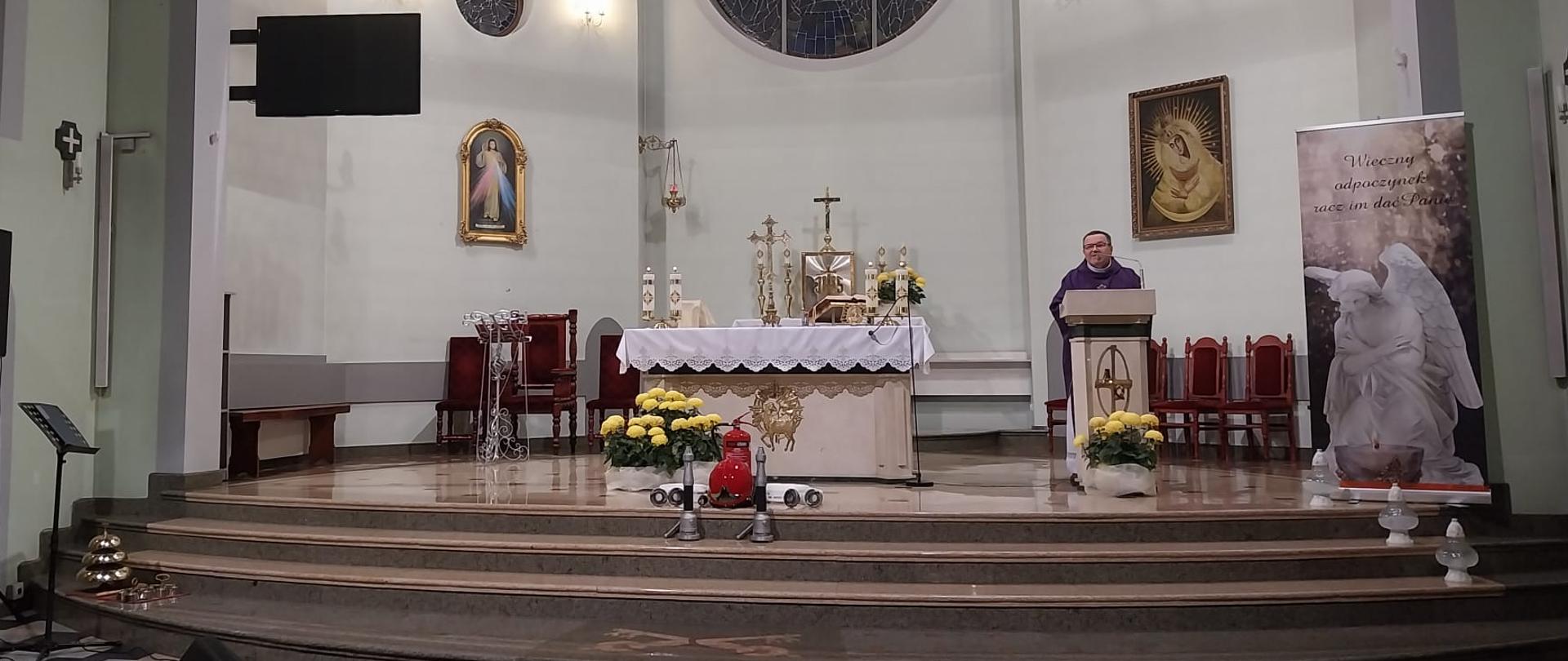 Kapelan ełckich strażaków ks. dr Jerzy Szorc podczas odprawiania mszy