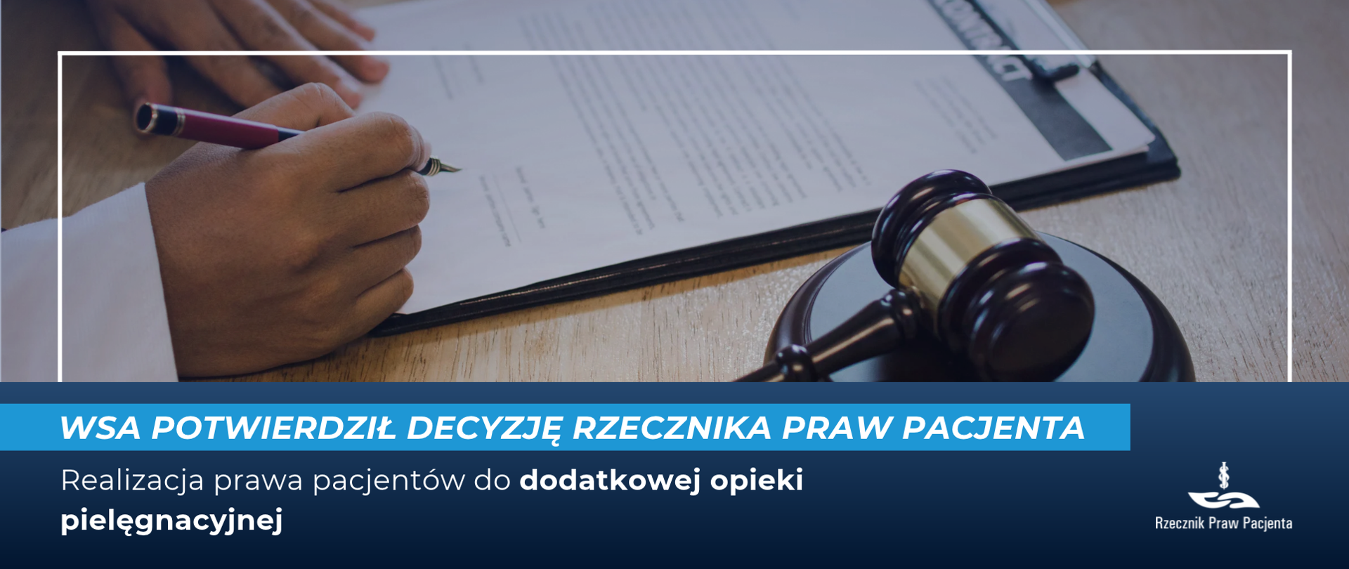 Na biurku leżą dokumenty, które podpisuje mężczyzna, obok leży sędziowski młotek.