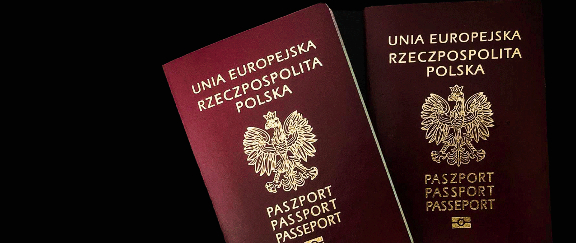 Grafika przedstawiająca paszporty na czarnym tle