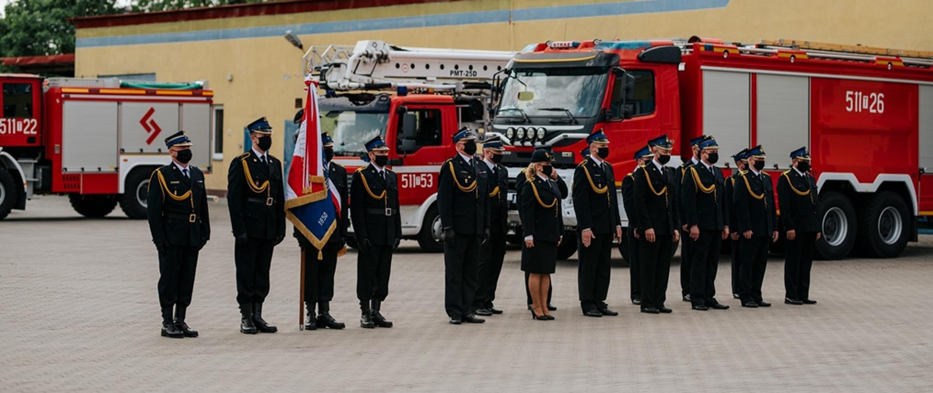 Uroczysty apel z okazji Dnia Strażaka na którym zostały wręczone awanse, odznaczenia oraz przekazano kamerę termowizyjną dla jednostki ratowniczo-gaśniczej. Zaproszeni goście złożyli strażakom życzenia z okazji strażackiego święta. 