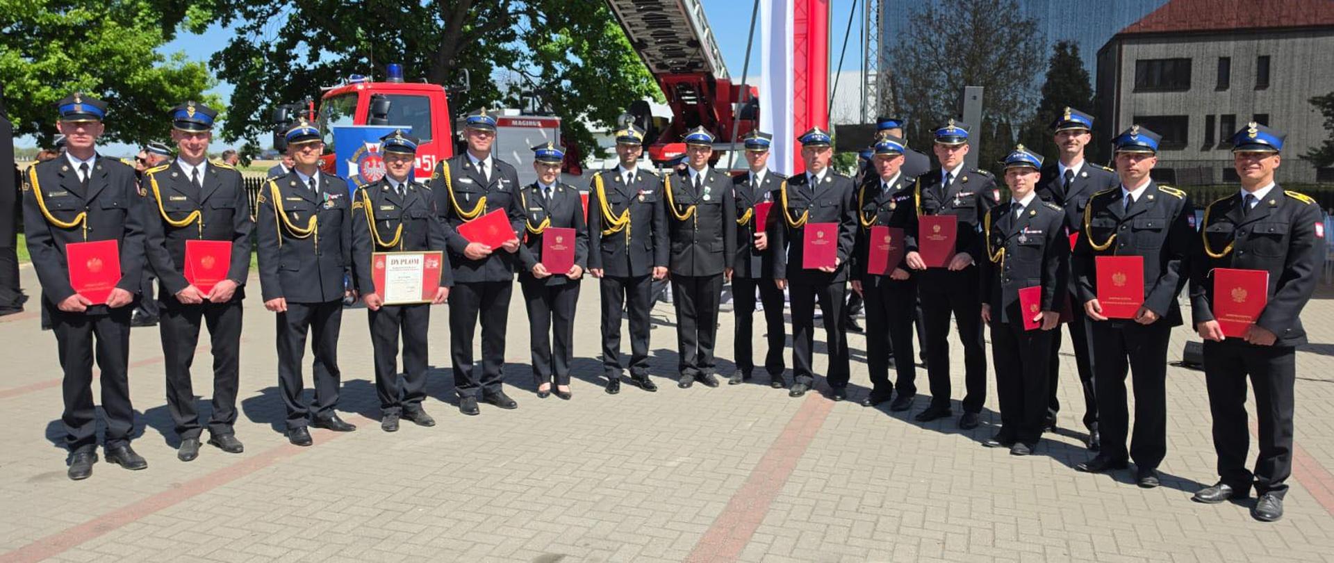 Na zdjęciu wyróżnieni i awansowani strażacy, którzy prowadzili działania w Puszczy Solskiej z województwa warmińsko-mazurskiego