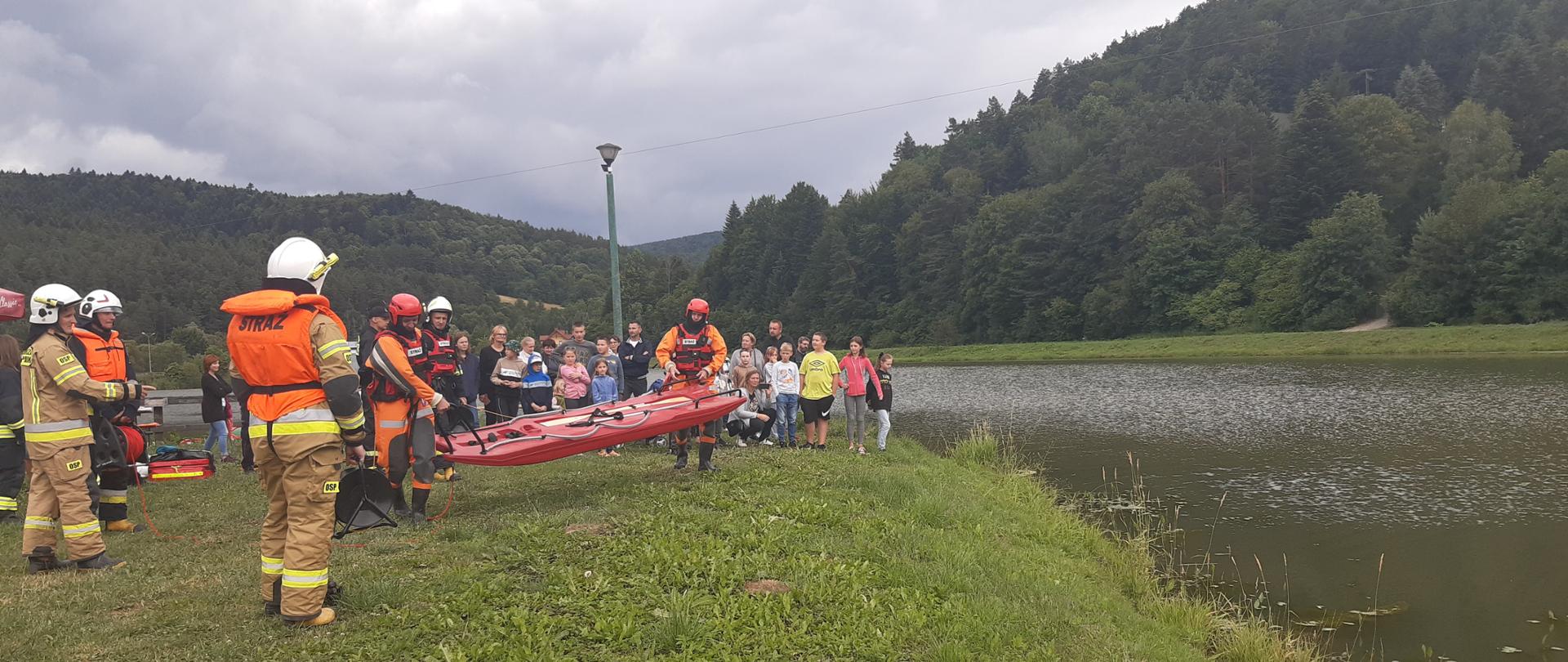 Strażacy z ochotniczej straży pożarnej z Krempnej ze sprzętem ratownictwa wodnego podczas pokazu nad zalewem 