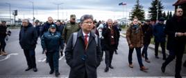 Sekretarz generalny Międzynarodowego Forum Transportu Young Tae Kim podczas wizyty studyjnej na drogowym przejściu granicznym w Korczowej