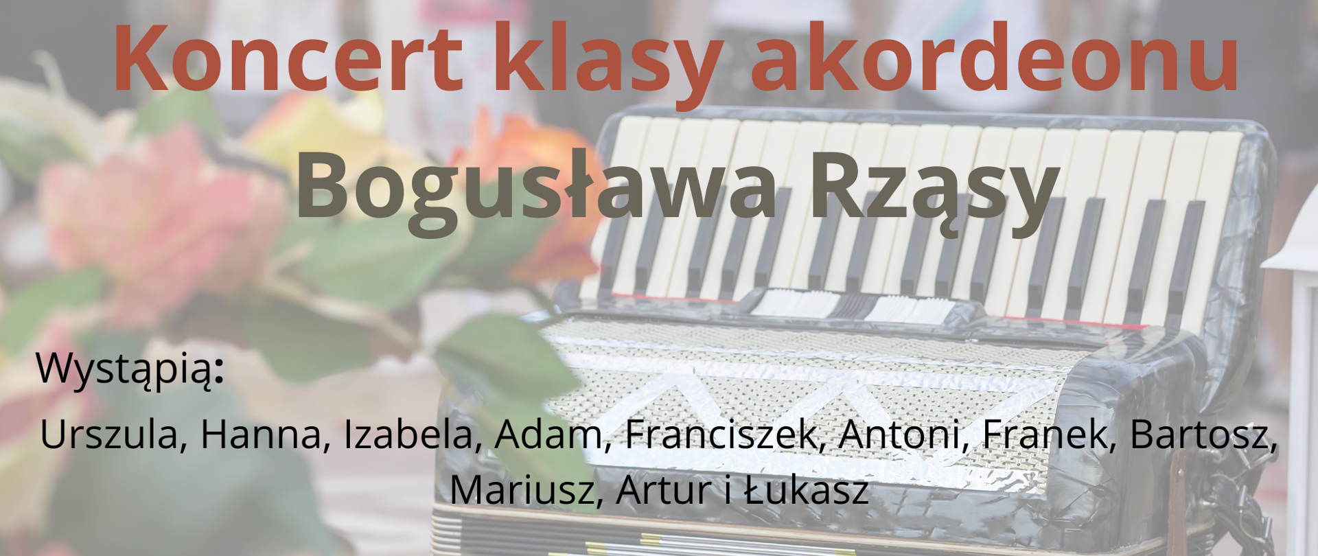 Plakat ze zdjęciem leżącego na boku akordeonu w tle. Całość zdjęcia rozmyta, z lewej strony leżące przed instrumentem róże. Liternictwo z informacją o koncercie w kolorach brązowych, czarnych i szarych.