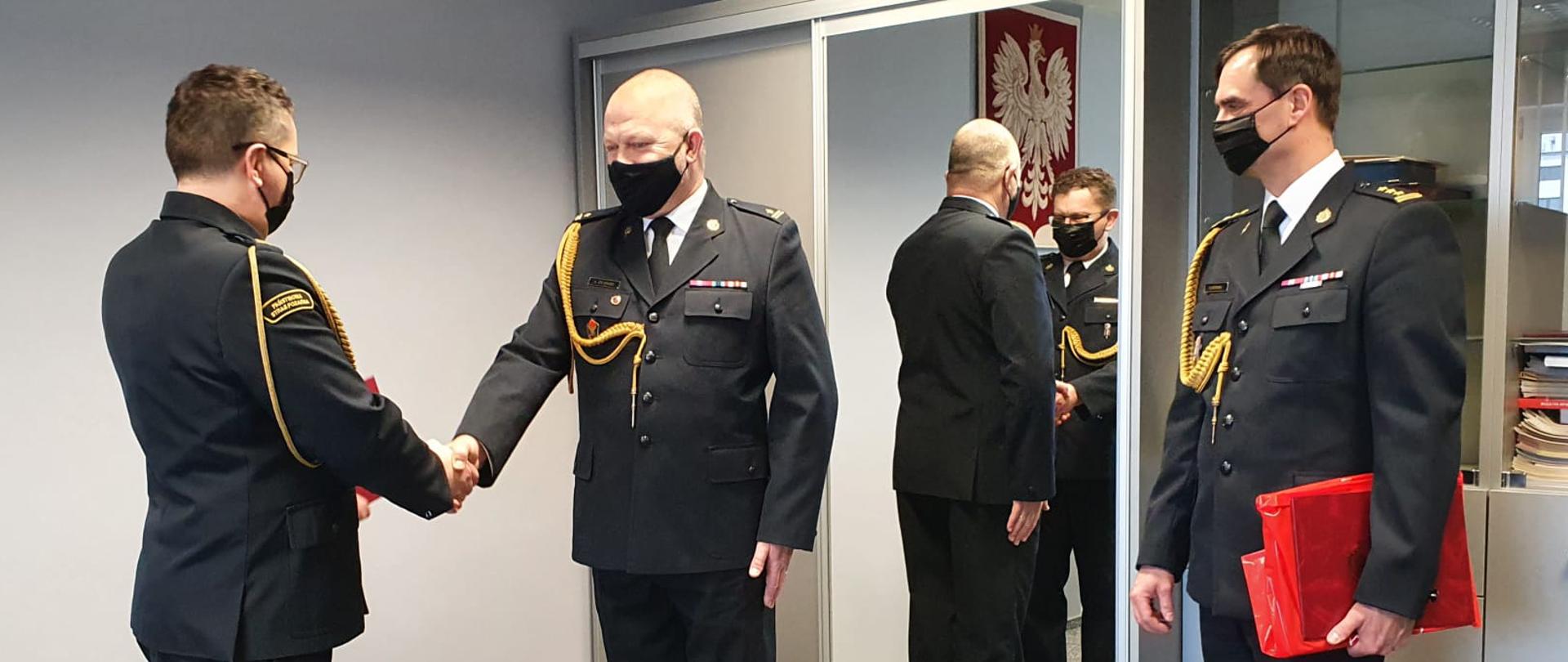 Zdjęcie przedstawia uroczyste spotkanie okolicznościowe w związku z przejściem na zaopatrzenie emerytalne mł. bryg. Andrzeja Zalewskiego Dowódcy Jednostki Ratowniczo Gaśniczej Nr 5 w Łapach