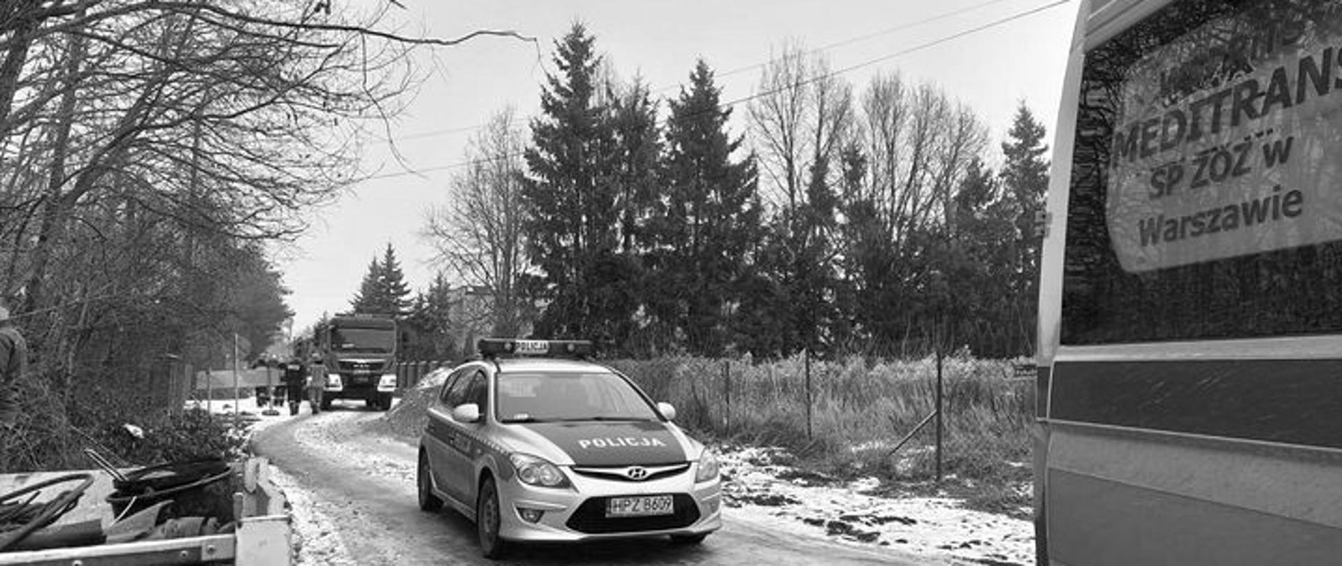 pojazdy służb ratowniczych stojące na drodze przy miejscu zdarzenia