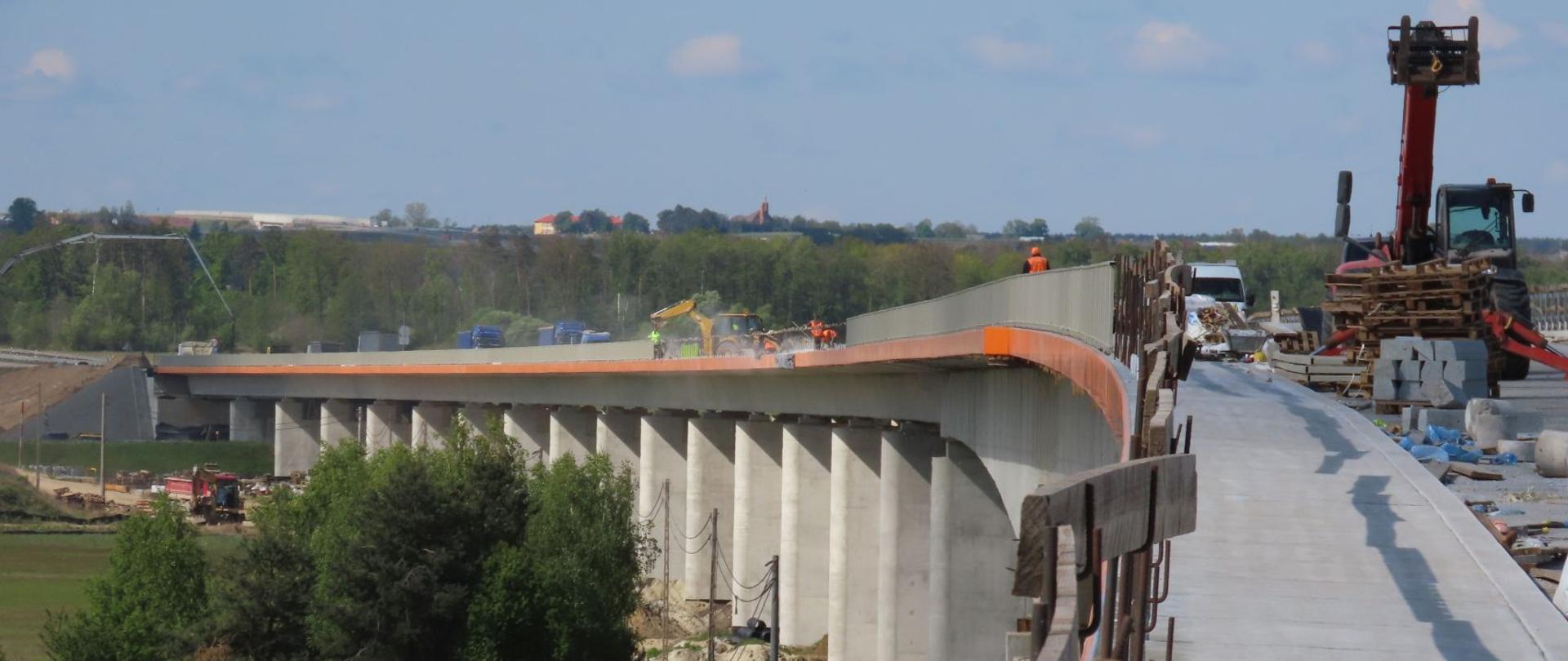 Montaż balustrad na moście przez Narew