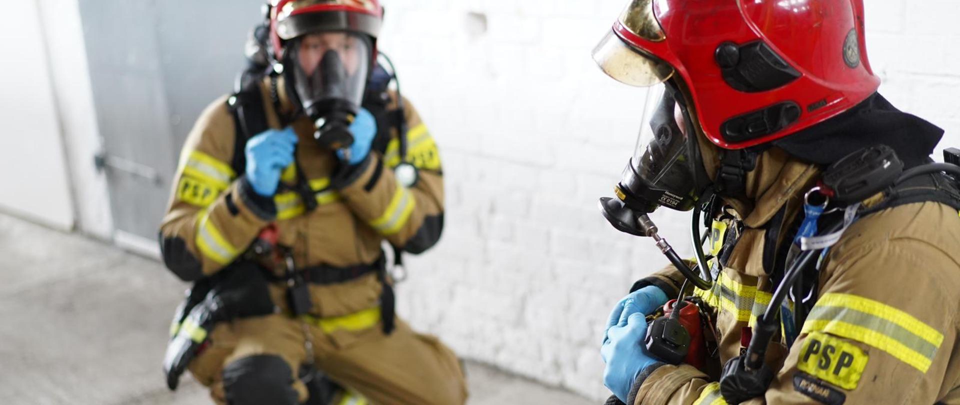 Strażacy ubierają się w środki ochronny indywidualnej