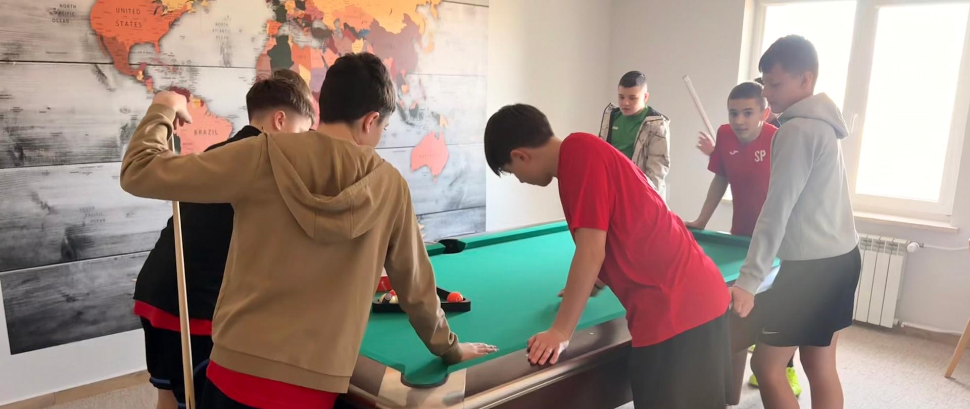 Odwiedziny w internacie szkolnym podczas XII Halowego Turnieju Piłki Nożnej Szkół Podstawowych o Puchar Dyrektora ZSCKR w Siennicy Różanej